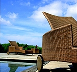 Rattan Gartenmöbel am Pool und auf der Terrasse