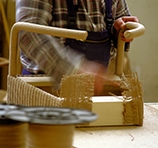 Der Loom Chair wird von allen Seiten bearbeitet